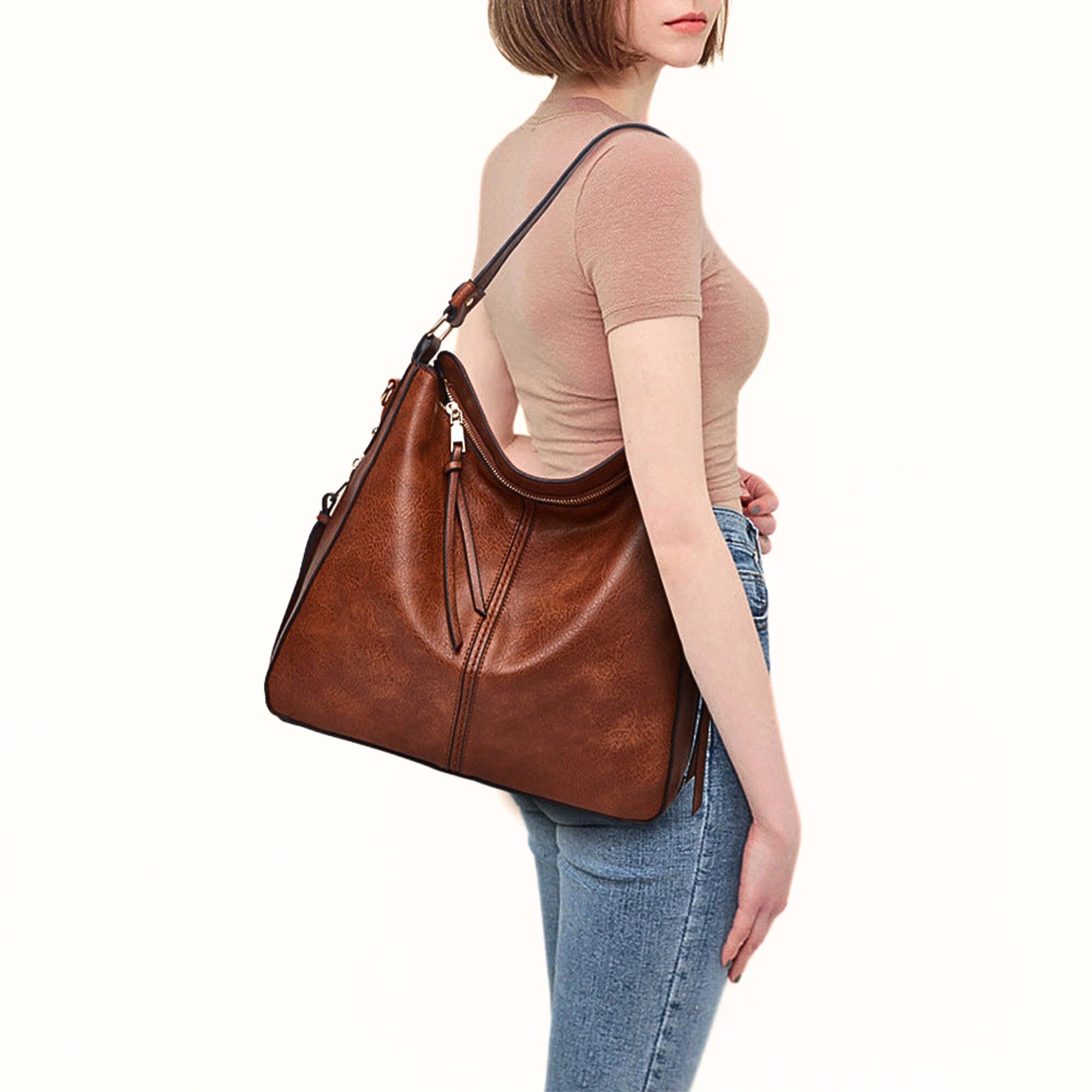 Braune Leder Hobo Tasche auf der Schulter getragen, Lifestyle-Ansicht
