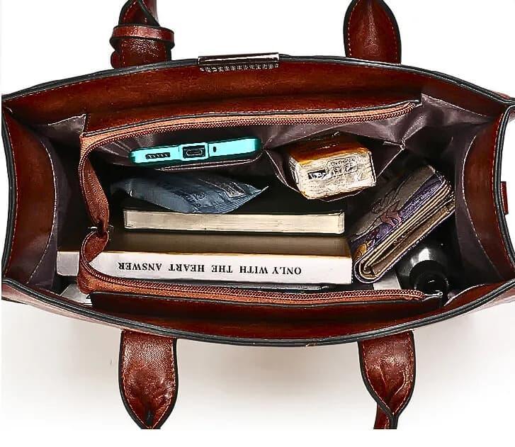 Innenansicht der braunen Leder Handtasche mit Reißverschlussfach und mehreren Innentaschen für Handy, Geldbörse und Bücher