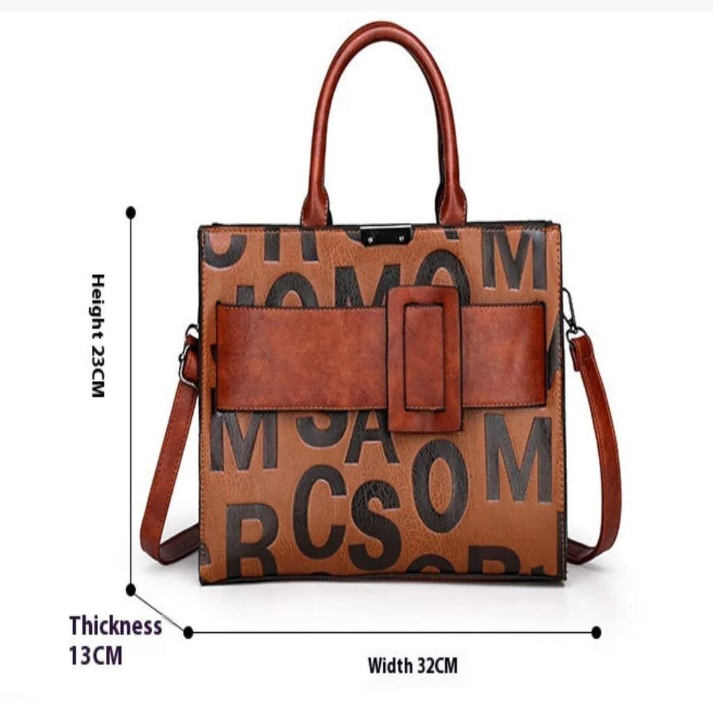 Maße der cognacfarbenen Leder Handtasche - Breite 32cm, Höhe 23cm, Tiefe 13cm mit Buchstaben-Print