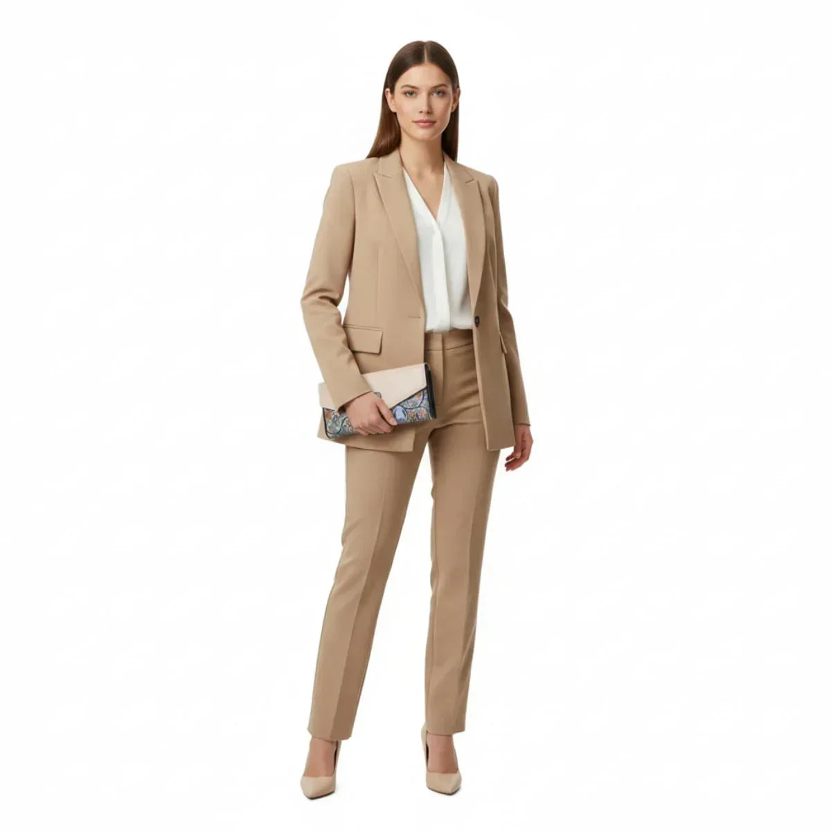 Frau im beigen Hosenanzug hält eine beige Geldbörse mit Blumenmuster, Mode-Lifestyle