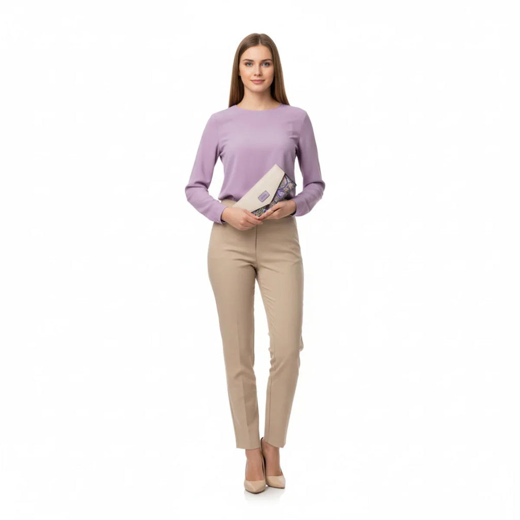 Frau hält beige-lila Damen Geldbörse mit Vogel- und Blumenmotiv, elegante Kleidung