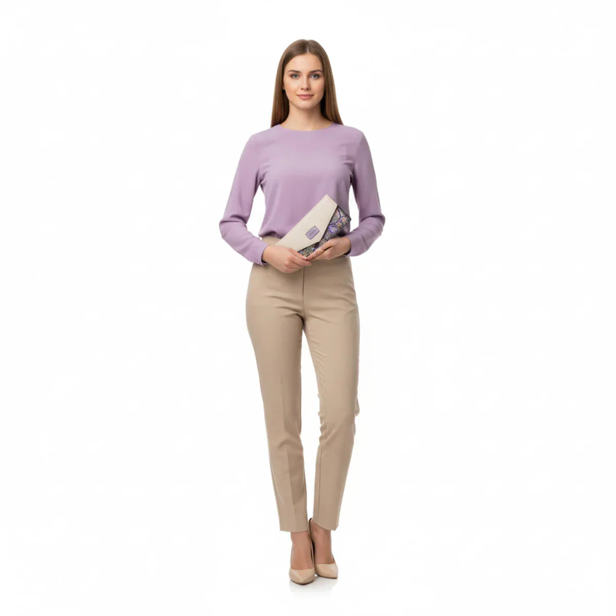 Frau hält beige-lila Damen Geldbörse mit Vogel- und Blumenmotiv, elegante Kleidung