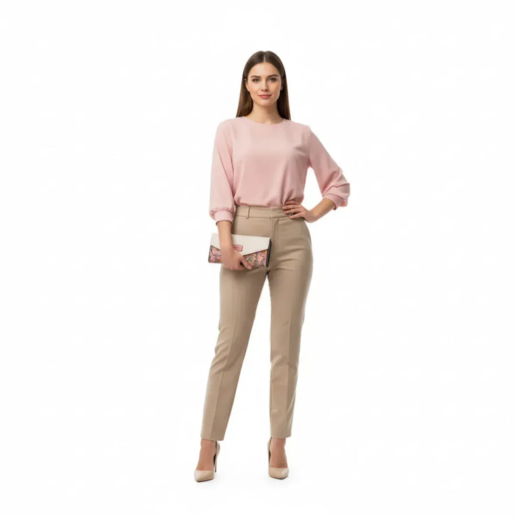 Dame mit eleganter, beiger Damen-Geldbörse mit rosa Vogel- und Blumenmotiv