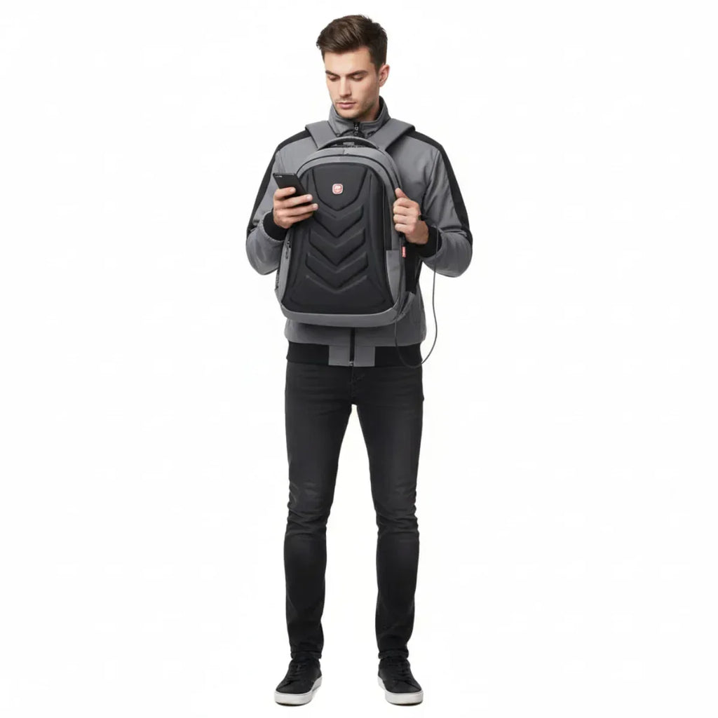 Mann mit grauem Hartschalen-Rucksack mit USB-Anschluss, steht und nutzt Smartphone