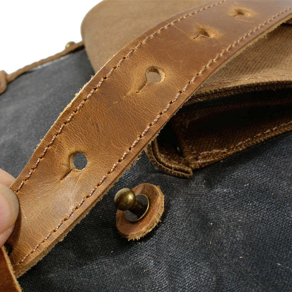 Detail Retro Rucksack Herren aus Canvas und Leder, Nahaufnahme Naht und Verschluss