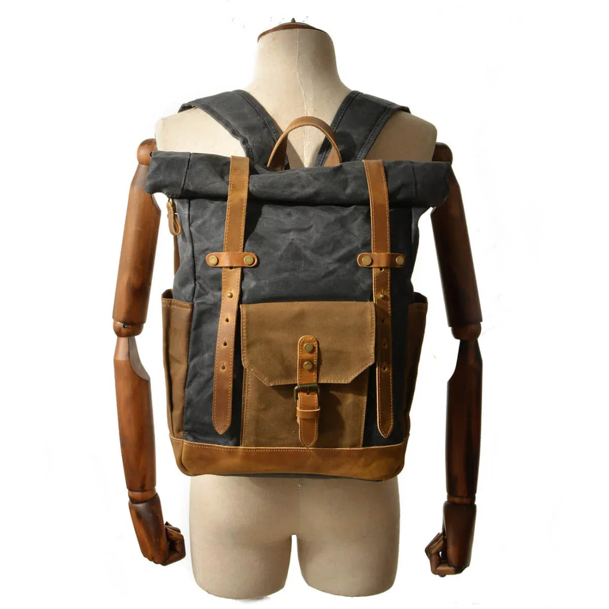 Retro Rucksack Herren aus Canvas und Leder, Rückansicht auf Schneiderpuppe, stilvoll