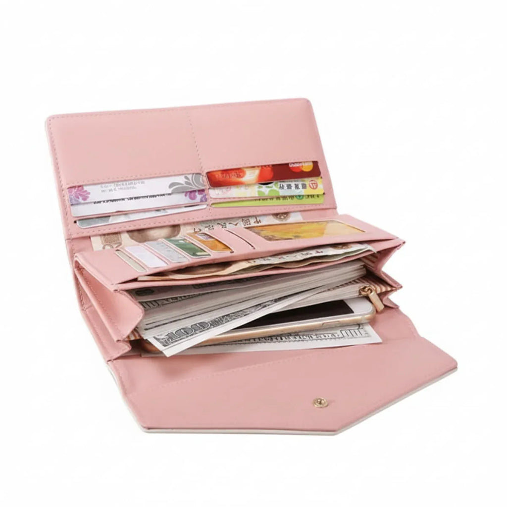 Rosa Portemonnaie geöffnet, gefüllt mit Geldscheinen und Karten, auf weißem Hintergrund