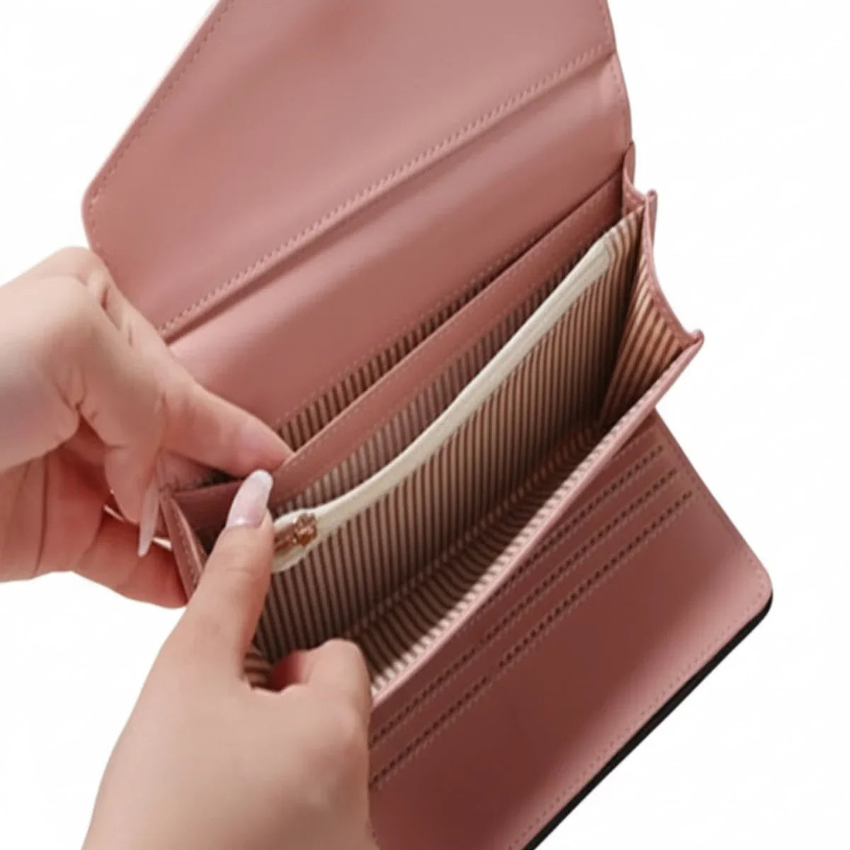 Rosa Portemonnaie aus Kunstleder mit vielen Kartenfächern, von Händen geöffnet, Fokus auf Organisation