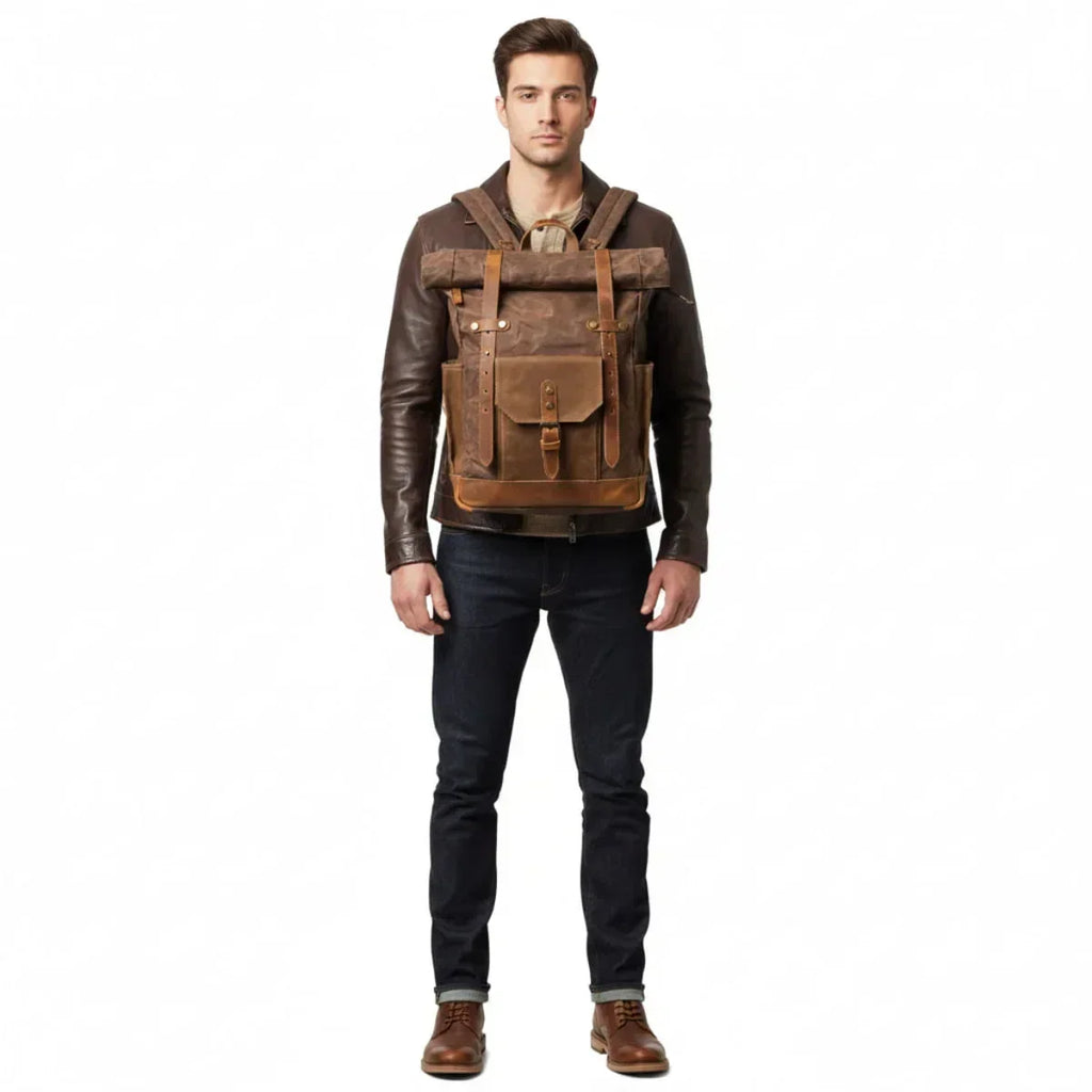 Mann trägt braunen Canvas Leder Rucksack im Retro Stil, modisch gekleidet