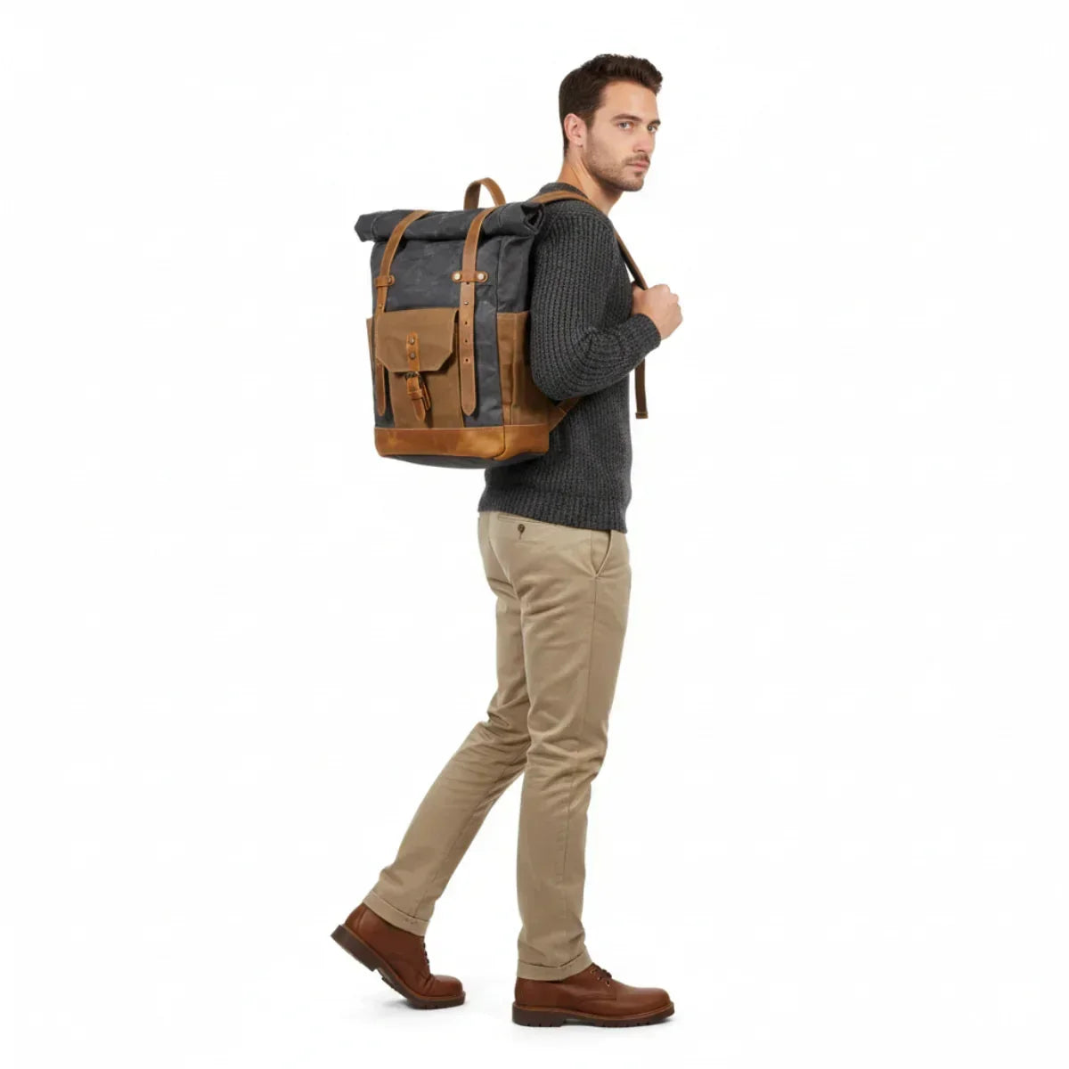 Mann mit grauem Canvas Leder Rucksack, Retro Stil, stehend vor weißem Hintergrund
