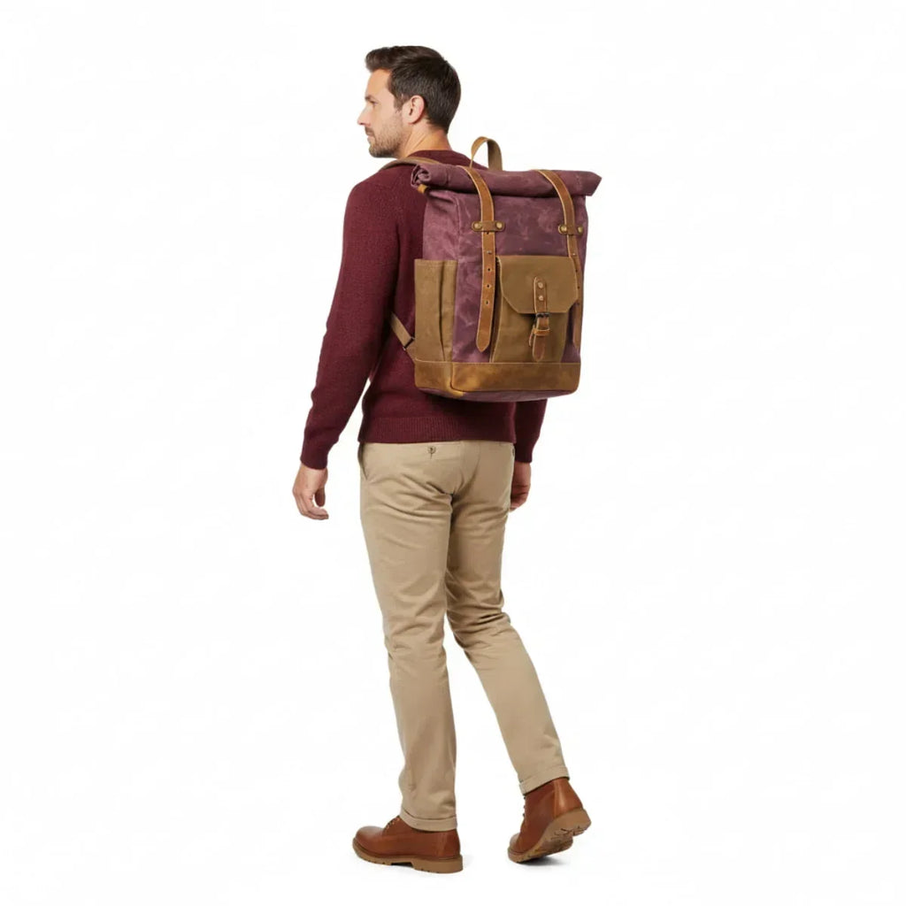 Herr trägt lila Retro Rucksack aus Canvas und Leder, Modeaccessoire für Herren-Outfits