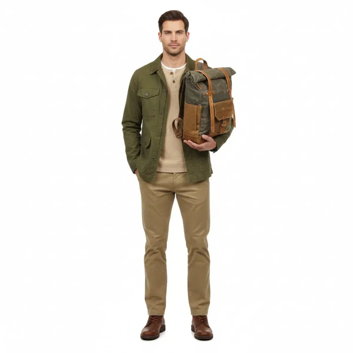 Mann mit olivgrünem Canvas-Leder-Rucksack im Retro-Stil, lässige Kleidung, Studioaufnahme